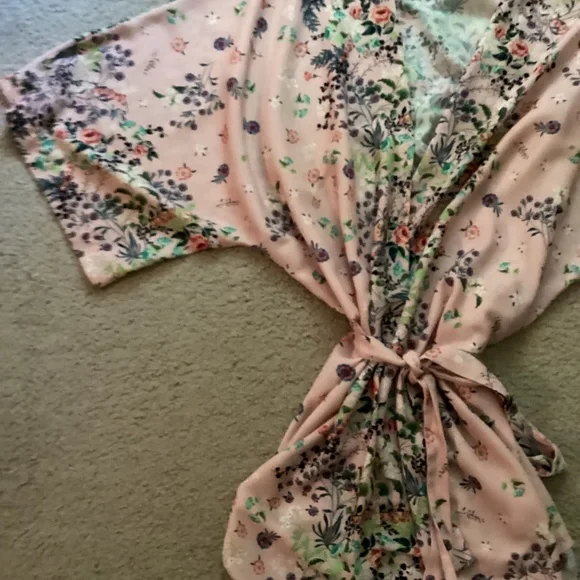 ~ Women's Short Robe ~ - Picture 5 of 14